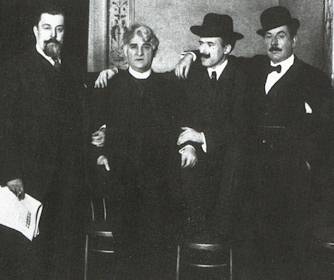 Слева направо: Джулио Гатти-Казацца, Давид Беласко, Тосканини и Пуччини