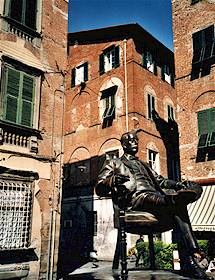 Лукка, Тоскана. Позади памятника Пуччини угол дома, в котором он родился.