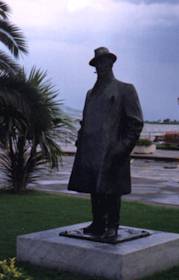 Статуя Пуччини в Торре дель Лаго